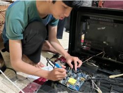 Tunjukkan Kontribusi, Mahasiswa UM BBM Perbaiki Kerusakan Perangkat Elektronik Kantor Desa Sumberpasir