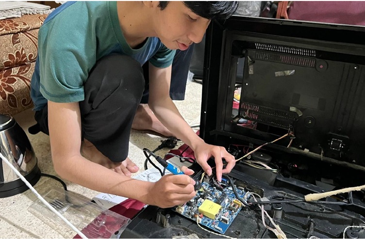 Elektronik Desa Sumberpasir diperbaiki