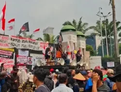 Massa Pati Geruduk DPR, Botok Saksikan Paripurna Saat RUU Perampasan Aset Dijanjikan Rampung Desember
