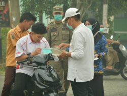 Wabup HSS Bagikan Masker kepada Warga di Tengah Kabut Asap
