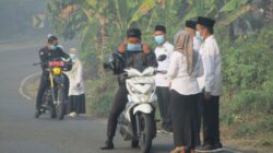 Kemenag Balangan Bagikan Masker kepada Pengendara di Tengah Kabut Asap