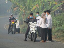 Kemenag Balangan Bagikan Masker kepada Pengendara di Tengah Kabut Asap