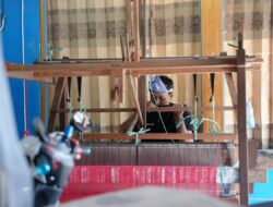 Bantuan Alat dari Bupati Andi Rudi Latif Dongkrak Produksi Tenun Pagatan