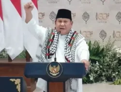 Prabowo Teriakkan “Free Palestine” di Gontor, Kenakan Keffiyeh Pemberian Dubes Palestina
