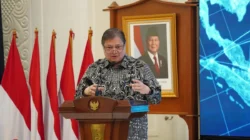 Airlangga Bantah Pemerintah Bahas HP Gratis untuk Penerima Bansos