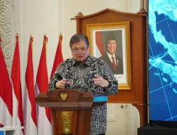 Airlangga Bantah Pemerintah Bahas HP Gratis untuk Penerima Bansos