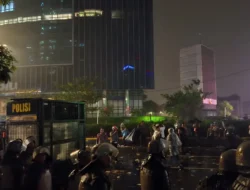 Hujan Deras Guyur Sudirman, Massa Demo BEM UI Akhirnya Bubar